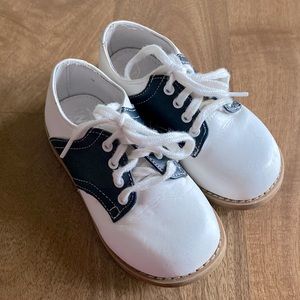 Excellent Used Saddle Shoes with Navy Saddle willets Footmates